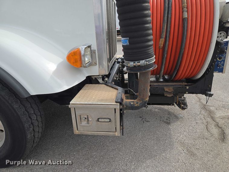 image for item ET1424 2015 Peterbilt 365 sewer jetter truck