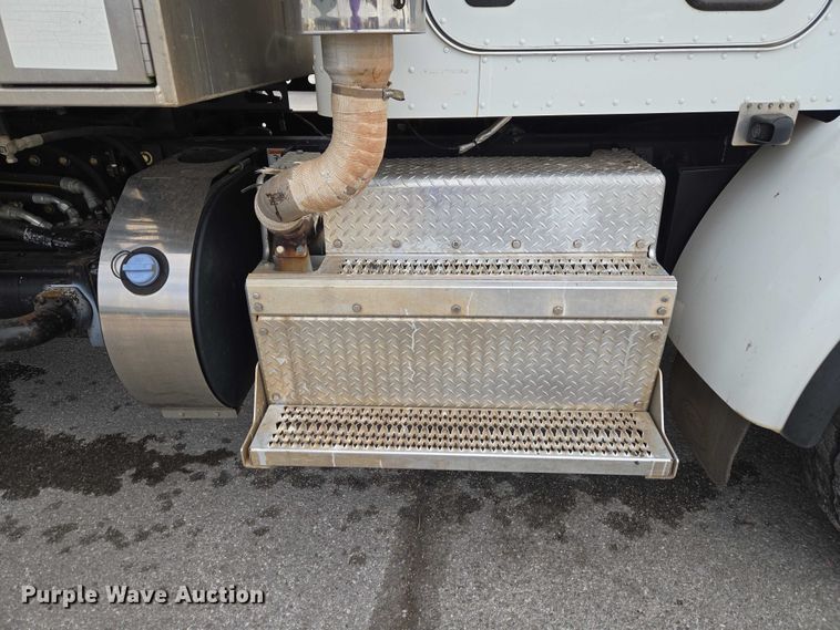 image for item ET1424 2015 Peterbilt 365 sewer jetter truck