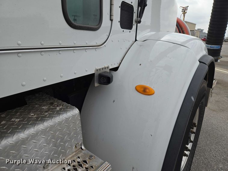 image for item ET1424 2015 Peterbilt 365 sewer jetter truck