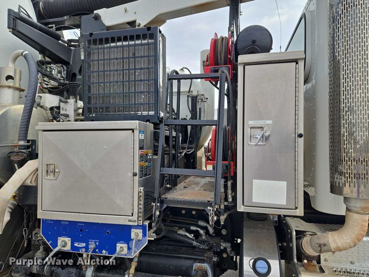 image for item ET1424 2015 Peterbilt 365 sewer jetter truck