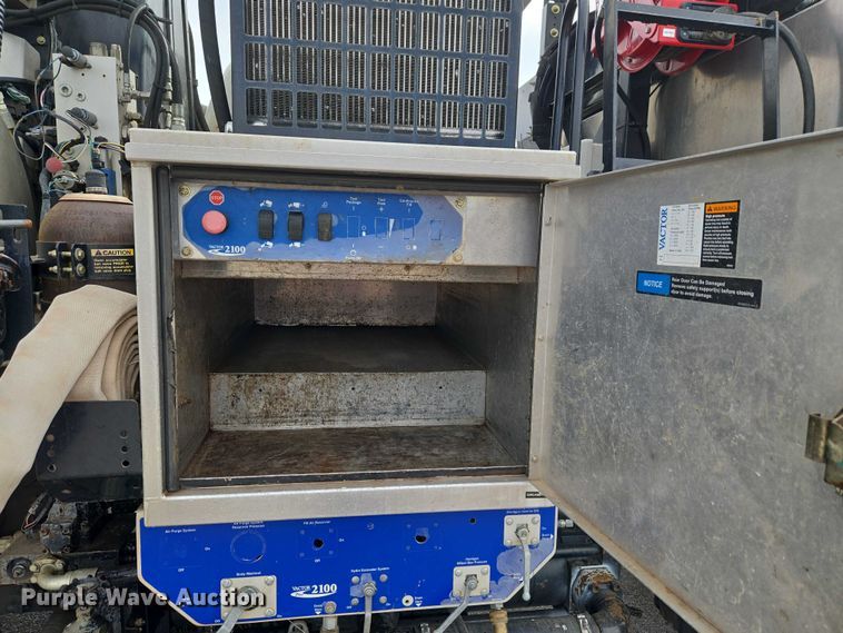 image for item ET1424 2015 Peterbilt 365 sewer jetter truck