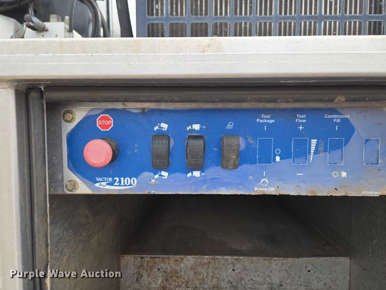 image for item ET1424 2015 Peterbilt 365 sewer jetter truck