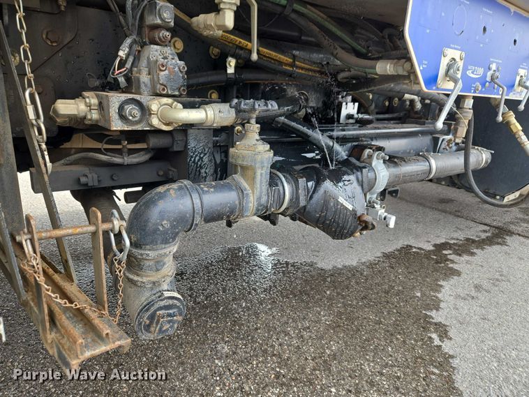 image for item ET1424 2015 Peterbilt 365 sewer jetter truck