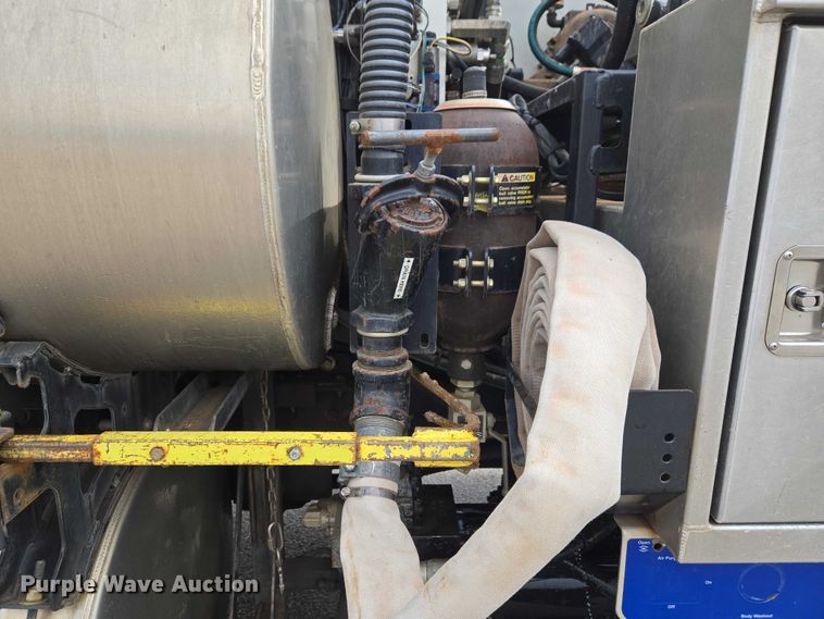 image for item ET1424 2015 Peterbilt 365 sewer jetter truck