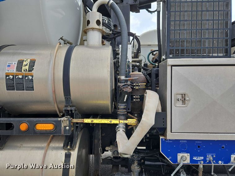 image for item ET1424 2015 Peterbilt 365 sewer jetter truck