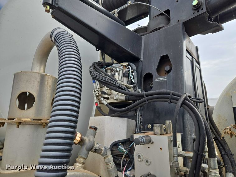 image for item ET1424 2015 Peterbilt 365 sewer jetter truck