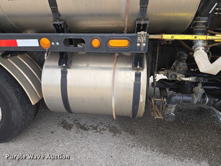 image for item ET1424 2015 Peterbilt 365 sewer jetter truck