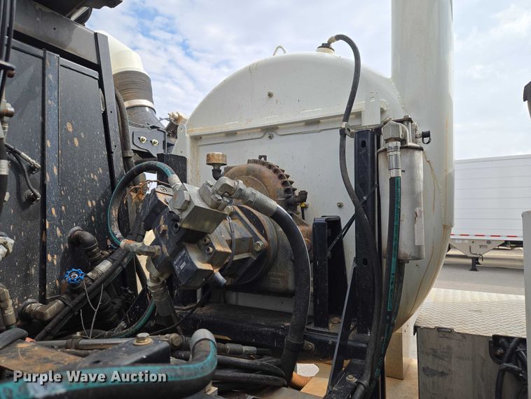 image for item ET1424 2015 Peterbilt 365 sewer jetter truck