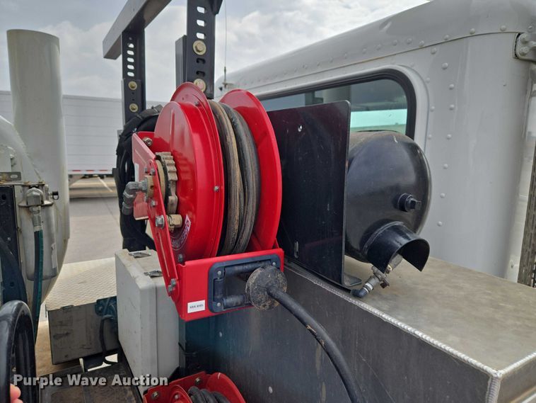 image for item ET1424 2015 Peterbilt 365 sewer jetter truck