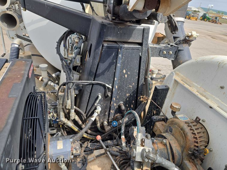 image for item ET1424 2015 Peterbilt 365 sewer jetter truck