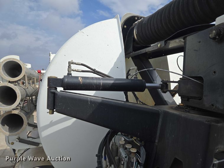 image for item ET1424 2015 Peterbilt 365 sewer jetter truck