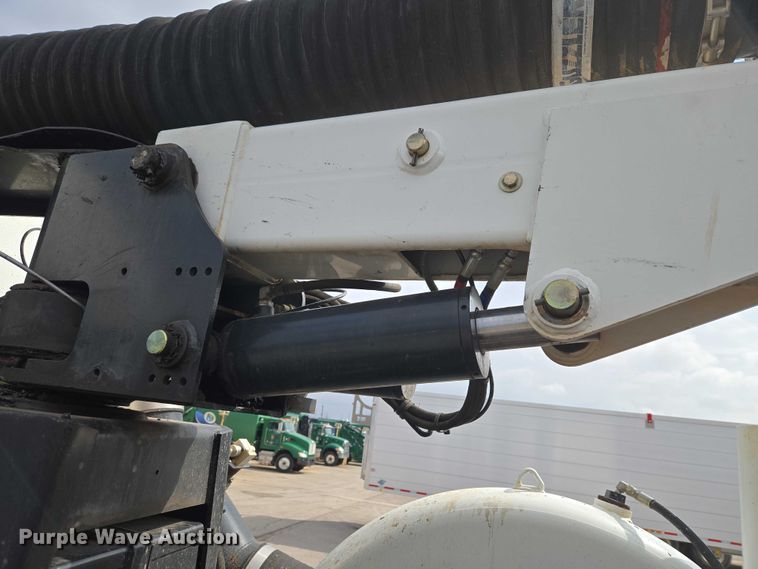 image for item ET1424 2015 Peterbilt 365 sewer jetter truck