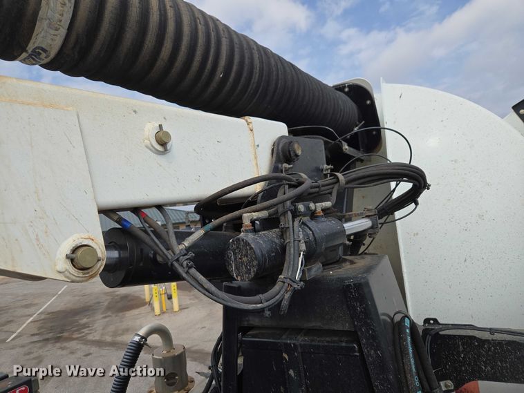 image for item ET1424 2015 Peterbilt 365 sewer jetter truck