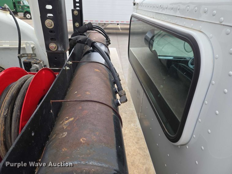 image for item ET1424 2015 Peterbilt 365 sewer jetter truck