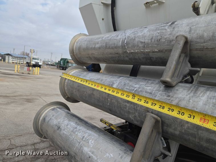 image for item ET1424 2015 Peterbilt 365 sewer jetter truck