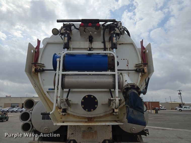 image for item ET1424 2015 Peterbilt 365 sewer jetter truck