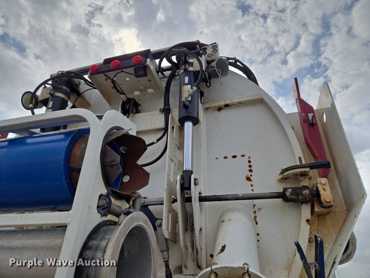 image for item ET1424 2015 Peterbilt 365 sewer jetter truck