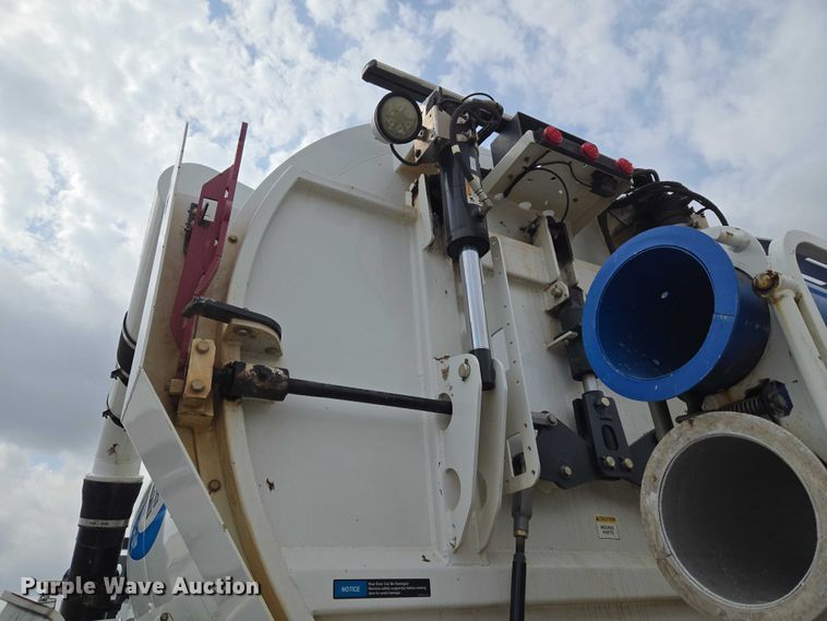 image for item ET1424 2015 Peterbilt 365 sewer jetter truck