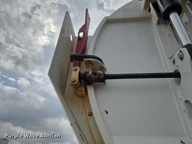 image for item ET1424 2015 Peterbilt 365 sewer jetter truck