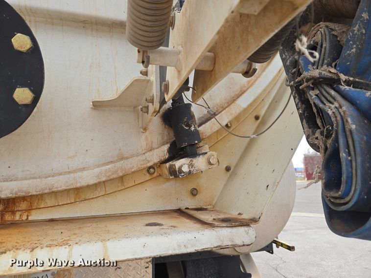 image for item ET1424 2015 Peterbilt 365 sewer jetter truck