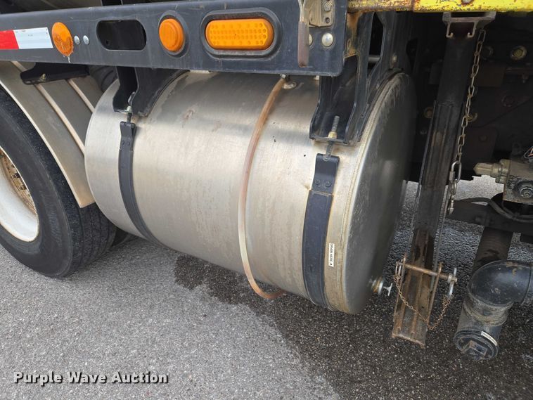 image for item ET1424 2015 Peterbilt 365 sewer jetter truck