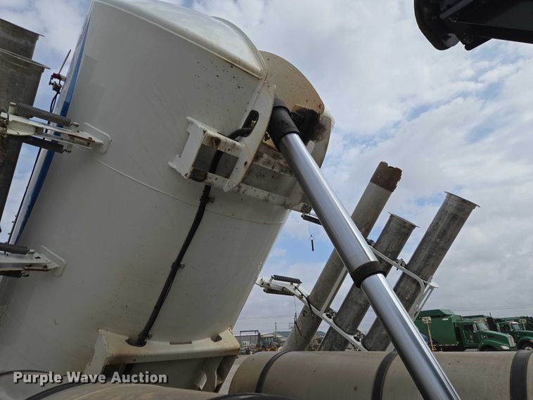 image for item ET1424 2015 Peterbilt 365 sewer jetter truck