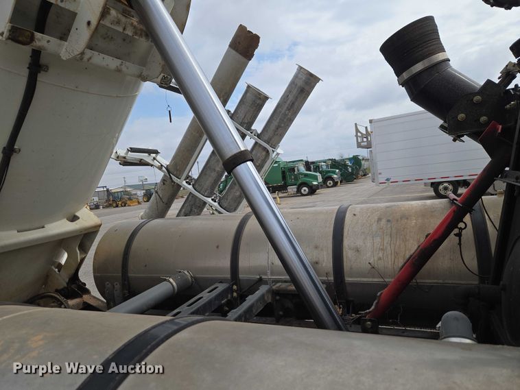 image for item ET1424 2015 Peterbilt 365 sewer jetter truck