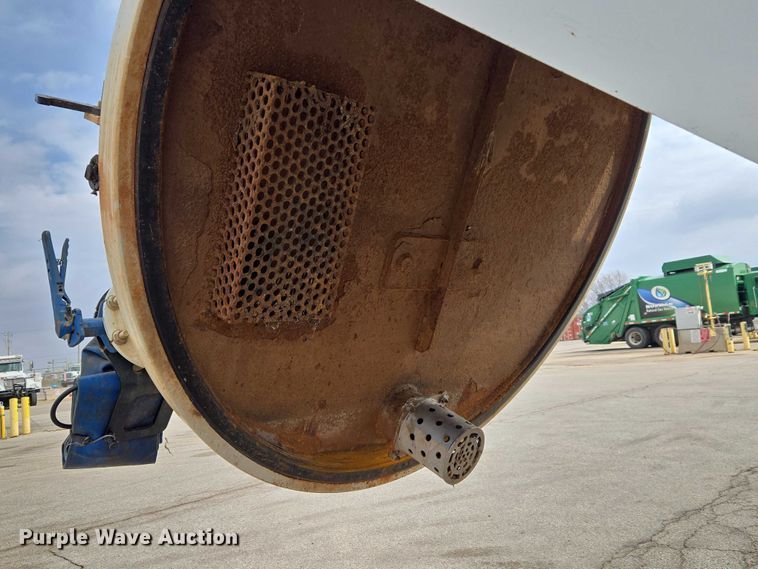 image for item ET1424 2015 Peterbilt 365 sewer jetter truck