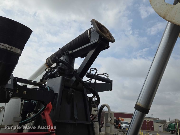 image for item ET1424 2015 Peterbilt 365 sewer jetter truck