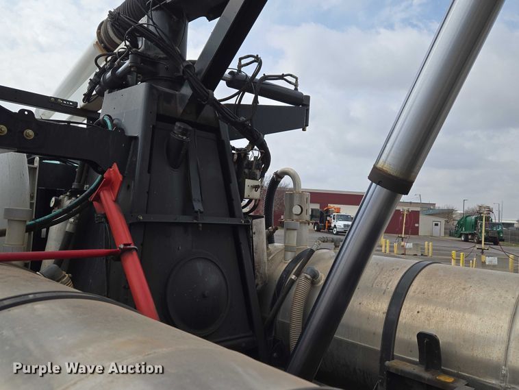 image for item ET1424 2015 Peterbilt 365 sewer jetter truck