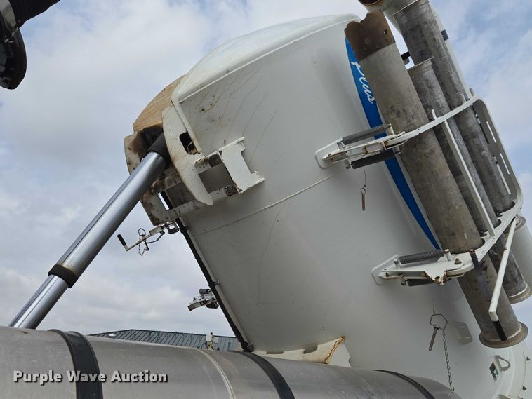 image for item ET1424 2015 Peterbilt 365 sewer jetter truck