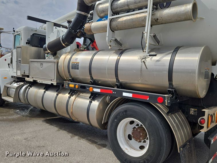 image for item ET1424 2015 Peterbilt 365 sewer jetter truck