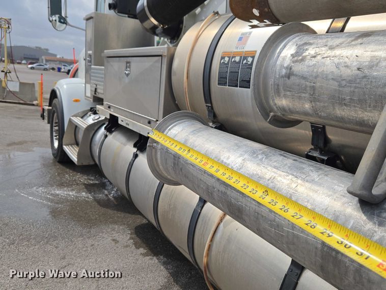 image for item ET1424 2015 Peterbilt 365 sewer jetter truck