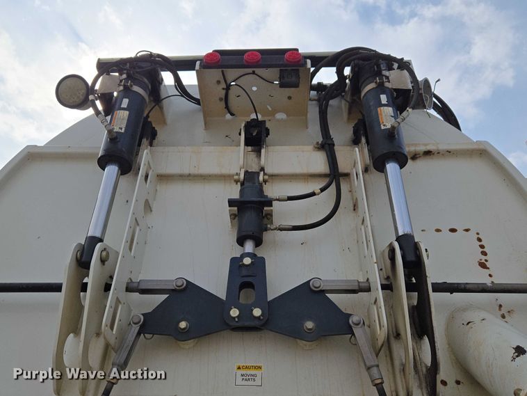 image for item ET1424 2015 Peterbilt 365 sewer jetter truck