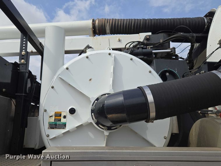 image for item ET1424 2015 Peterbilt 365 sewer jetter truck