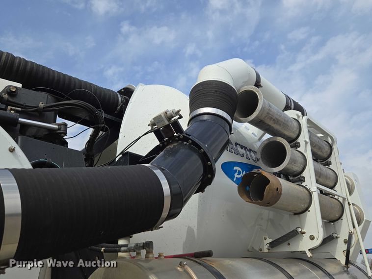 image for item ET1424 2015 Peterbilt 365 sewer jetter truck