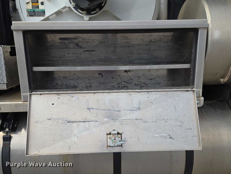 image for item ET1424 2015 Peterbilt 365 sewer jetter truck