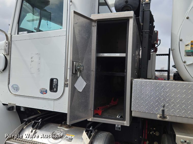 image for item ET1424 2015 Peterbilt 365 sewer jetter truck