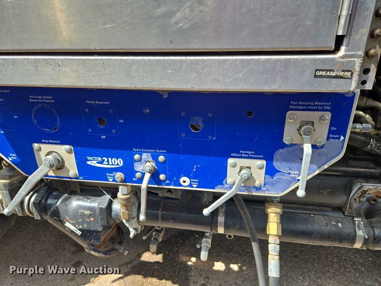 image for item ET1424 2015 Peterbilt 365 sewer jetter truck