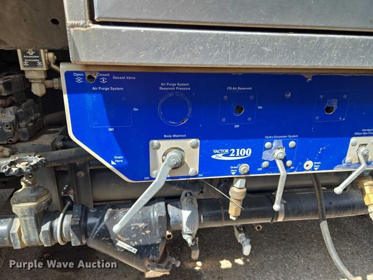 image for item ET1424 2015 Peterbilt 365 sewer jetter truck