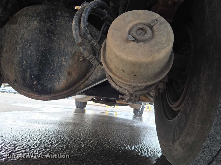 image for item ET1424 2015 Peterbilt 365 sewer jetter truck