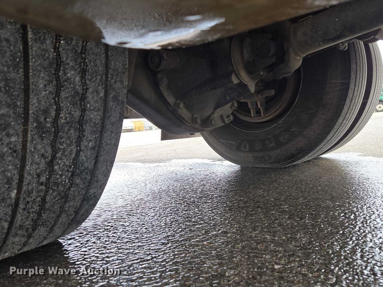 image for item ET1424 2015 Peterbilt 365 sewer jetter truck