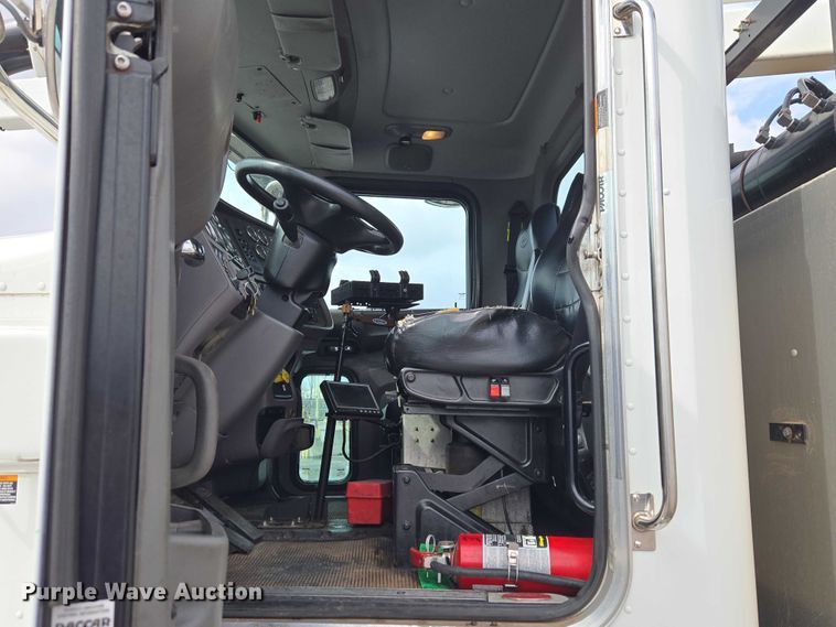 image for item ET1424 2015 Peterbilt 365 sewer jetter truck