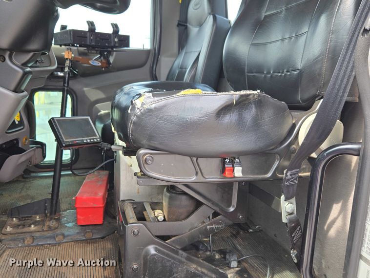 image for item ET1424 2015 Peterbilt 365 sewer jetter truck