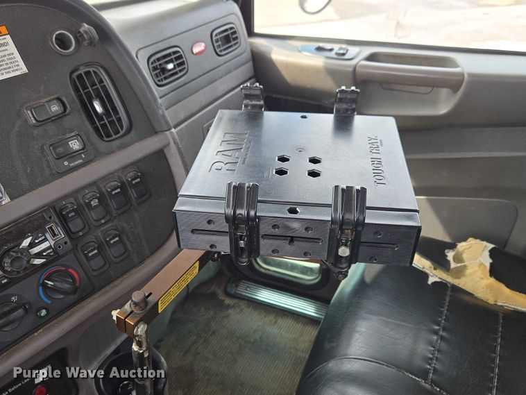 image for item ET1424 2015 Peterbilt 365 sewer jetter truck