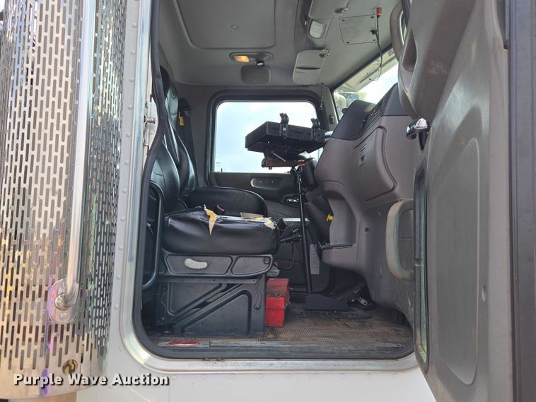 image for item ET1424 2015 Peterbilt 365 sewer jetter truck