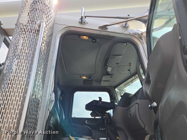 image for item ET1424 2015 Peterbilt 365 sewer jetter truck