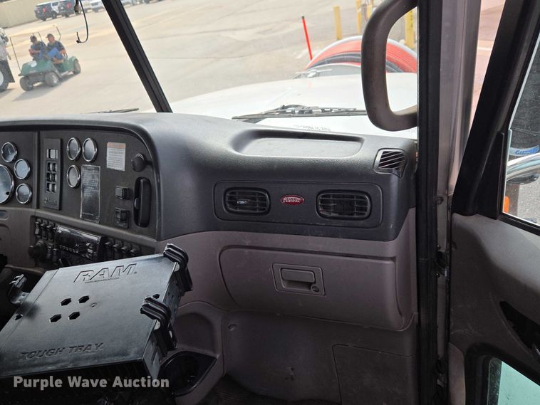 image for item ET1424 2015 Peterbilt 365 sewer jetter truck