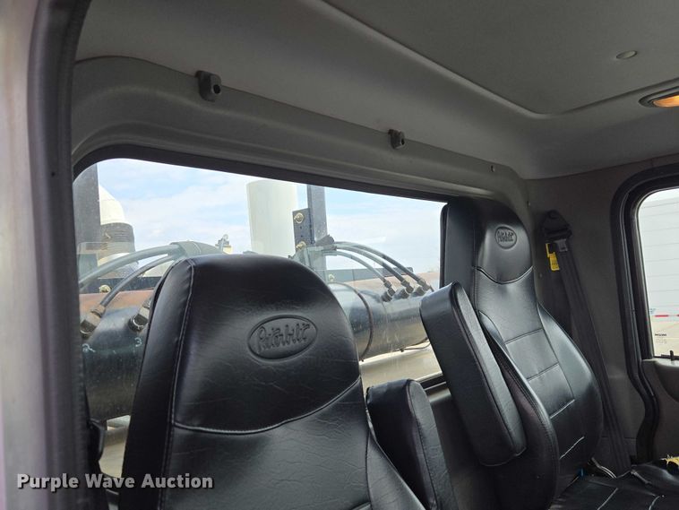 image for item ET1424 2015 Peterbilt 365 sewer jetter truck