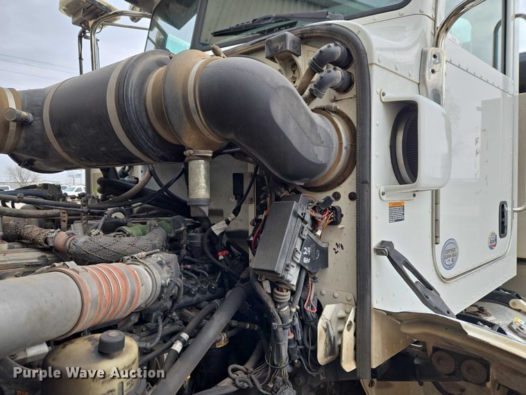 image for item ET1424 2015 Peterbilt 365 sewer jetter truck